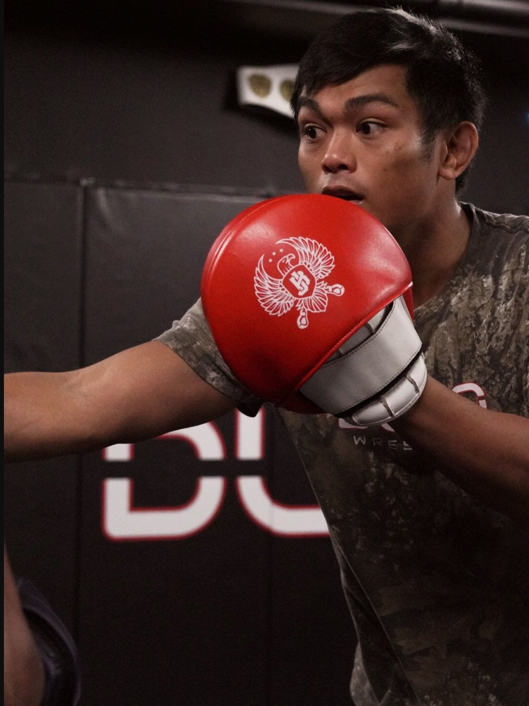 Athlete practicing kickboxing with red gloves at DURO